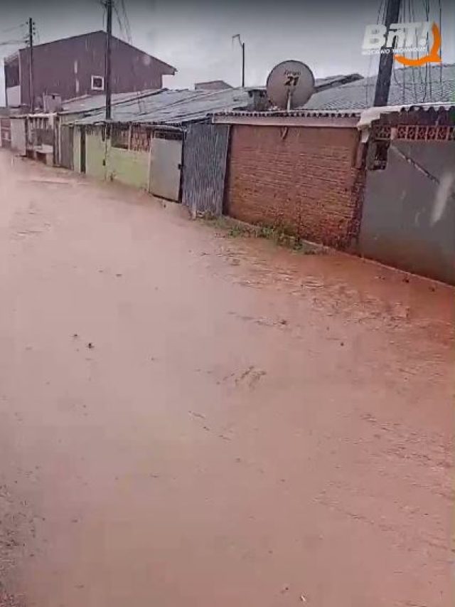 Chuva provoca alagamento no Condomínio Real em PG