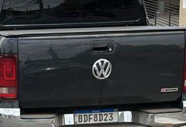 Mulher é assaltada à mão armada e bandidos levam caminhonete Amarok em bairro de Ponta Grossa Boca no Trombone Mulher é assaltada à mão armada e bandidos levam caminhonete Amarok em bairro de Ponta Grossa