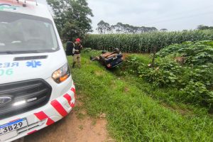 Capotamento na PR-092 deixa motorista ferido em cidade da região Boca no Trombone Capotamento na PR-092 deixa motorista ferido em cidade da região