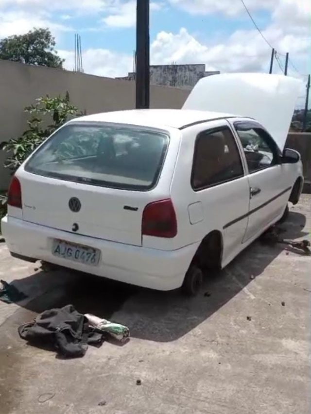 Carro abandonado é encontrado em trincheira de PG