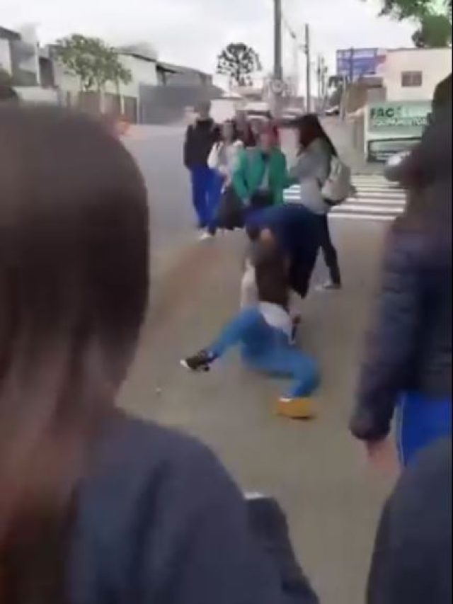 Meninas brigam em frente à Colégio de PG