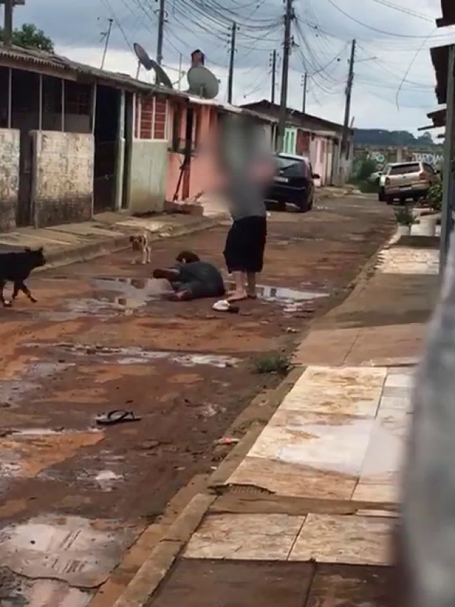 Homem agride mulher a pauladas em plena via pública em PG