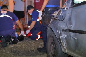 Motociclista colide com carro durante manobra para entrar em garagem em Ponta Grossa Boca no Trombone Motociclista colide com carro durante manobra para entrar em garagem em Ponta Grossa