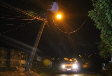 Poste inclinado ameaça casas e preocupa moradores em bairro de PG Boca no Trombone Poste inclinado ameaça casas e preocupa moradores em bairro de PG