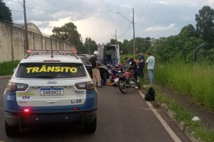 Motociclista fica ferido em acidente ao tentar ultrapassagem no bairro Neves em PG Boca no Trombone Motociclista fica ferido em acidente ao tentar ultrapassagem no bairro Neves em PG