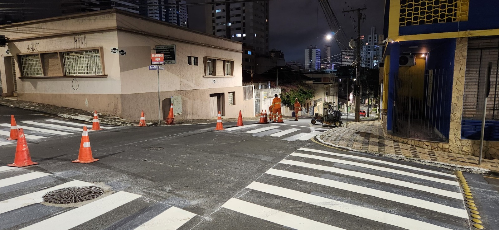 SINALIZAÇÃONOTURNA1 Boca no Trombone Imagem mostra trabalhadores realizando sinalização durante a noite