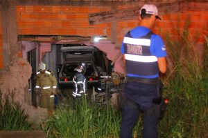 Carro invade casa em Ponta Grossa e motorista fica ferido Boca no Trombone Carro invade casa em Ponta Grossa e motorista fica ferido