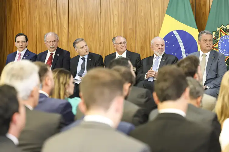 Presidente Luiz Inácio Lula da Silva em cerimônia de anúncio do financiamento do BNDES à concessionária EPR Litoral Pioneiro, no Palácio do Planalto - Marcelo Camargo/Agência Brasil Boca no Trombone Presidente Luiz Inácio Lula da Silva em cerimônia de anúncio do financiamento do BNDES à concessionária EPR Litoral Pioneiro, no Palácio do Planalto - Marcelo Camargo/Agência Brasil