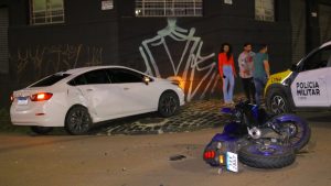 Motociclista fica ferido em colisão com carro na região central Boca no Trombone Motociclista fica ferido em colisão com carro na região central