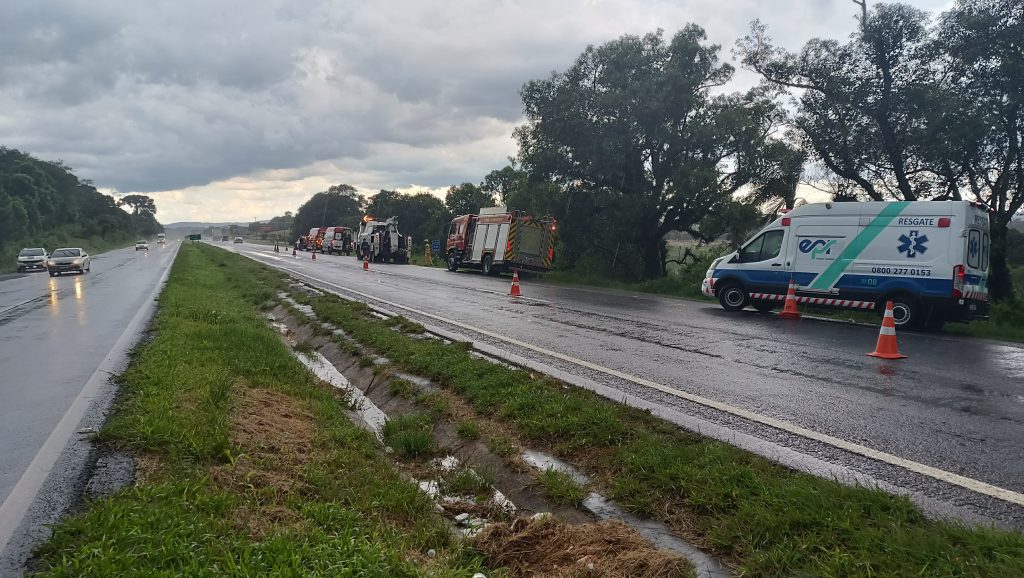 Trabalhador morre em capotamento de trator na PR-151, em Castro Boca no Trombone Trabalhador morre em capotamento de trator na PR-151, em Castro