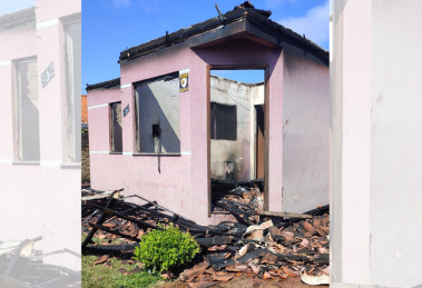 Incêndio destrói casa no bairro Morada do Sol na manhã deste sábado (08) Boca no Trombone Incêndio destrói casa no bairro Morada do Sol na manhã deste sábado (08)