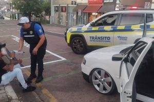 Motorista embriagado é preso após abordagem preventiva no centro de Ponta Grossa Boca no Trombone Motorista embriagado é preso após abordagem preventiva no centro de Ponta Grossa