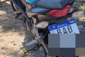 Homem é preso por adulterar placa de motocicleta com fita isolante em PG Boca no Trombone Homem é preso por adulterar placa de motocicleta com fita isolante em PG