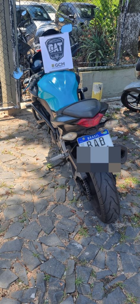 Homem é preso por adulterar placa de motocicleta com fita isolante em PG Boca no Trombone Homem é preso por adulterar placa de motocicleta com fita isolante em PG