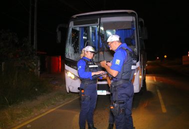 Motociclista colide frontalmente com ônibus e foge do local ferido Boca no Trombone Motociclista colide frontalmente com ônibus e foge do local ferido