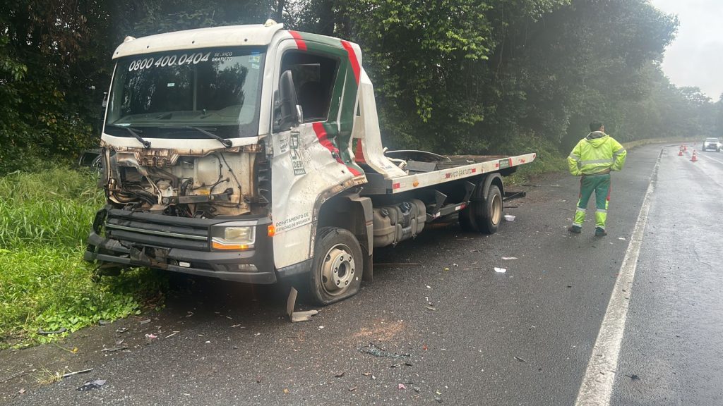 Caminhão guincho do DER é atingido por outro veículo na BR-376, em Tibagi Boca no Trombone Caminhão guincho do DER é atingido por outro veículo na BR-376, em Tibagi