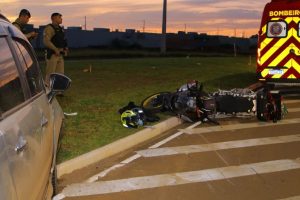 Colisão entre carro e moto deixa casal ferido em rotatória de Ponta Grossa Boca no Trombone Colisão entre carro e moto deixa casal ferido em rotatória de Ponta Grossa