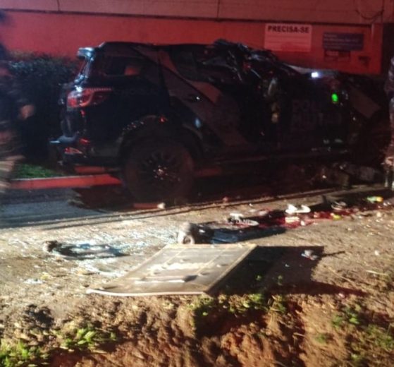 Viatura do CHOQUE capota durante perseguição em Almirante Tamandaré; policial militar e suspeito morrem - BNT Viatura do CHOQUE capota durante perseguição em Almirante Tamandaré; policial militar e suspeito morrem Boca no Trombone Viatura do CHOQUE capota durante perseguição em Almirante Tamandaré; policial militar e suspeito morrem