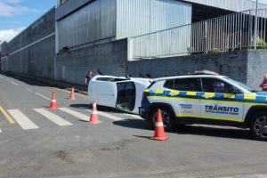 Veículo capota após colisão em cruzamento da Nova Rússia, em Ponta Grossa Boca no Trombone Veículo capota após colisão em cruzamento da Nova Rússia, em Ponta Grossa