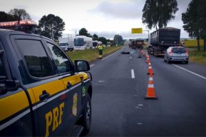 Viatura da PRF na rodovia em acidente com motocicleta Boca no Trombone Viatura da PRF na rodovia em acidente com motocicleta