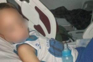 Criança aguarda transferência para um hospital Boca no Trombone Criança aguarda transferência para um hospital