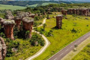 Parque de Vila Velha atrai turistas com formações de pedra únicas no Paraná Boca no Trombone Parque de Vila Velha atrai turistas com formações de pedra únicas no Paraná