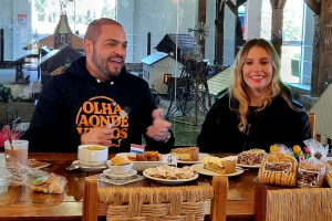 Com família, artista explora cultura, história e gastronomia local para o programa “Olha Onde Vamos”.