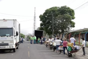 Cada 4 kg de recicláveis dão direito a 1 kg de alimentos, com limite de até 15 kg por família. Boca no Trombone Cada 4 kg de recicláveis dão direito a 1 kg de alimentos, com limite de até 15 kg por família.