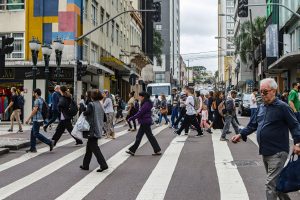 Pedestres no Centro de Curitiba Boca no Trombone Estado teve o quinto maior saldo migratório interno do país e atraiu estrangeiros de mais de 70 nacionalidades.